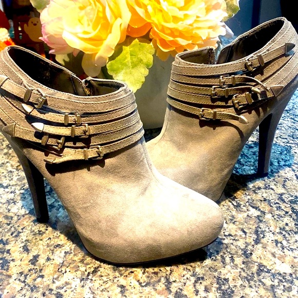 Gorgeous Guess Grey Suede Booties with Metal Detail. Worn once/S 7.5 no flaws. - Picture 10 of 10